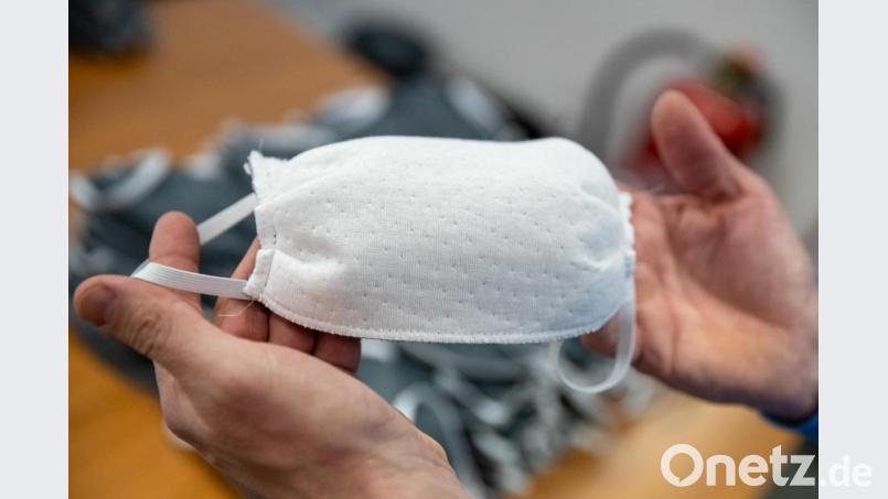 Diese Makse enthält Vlies. Ein aktuell begehrtes Material, da aus ihm auch OP-Masken bestehen. Bild: Daniel Karmann/dpa