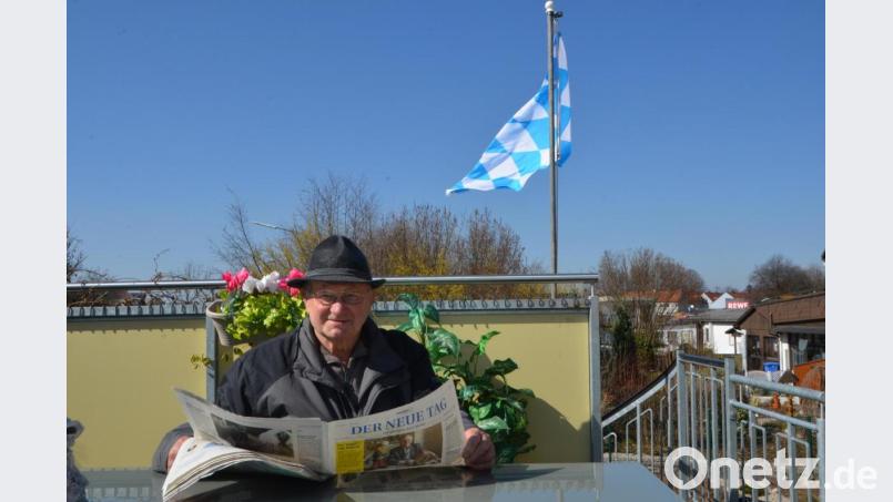 Auf seiner Loggia bei seinem Eigenheim genießt der Jubilar an seinem Ehrentag die ersten wärmeren Sonnenstrahlen. Die neuesten Informationen holt er sich wie jeden Tag aus der Regionalzeitung "Der neue Tag". Bild: dob