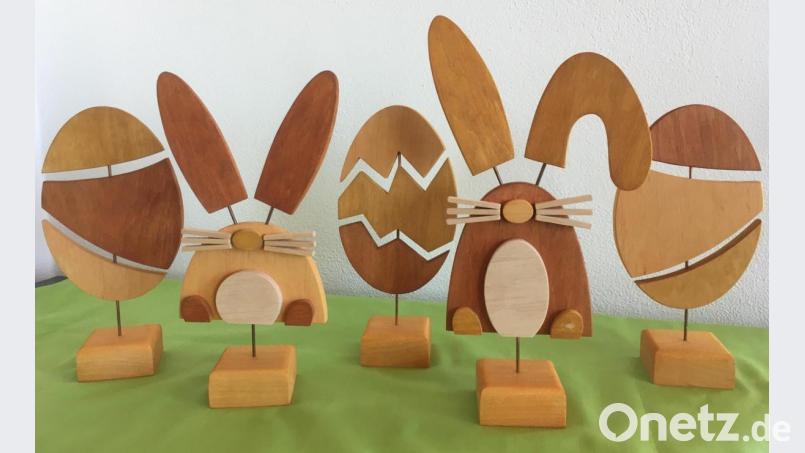 Im Bildhintergrund sind Hasen- und Eierdekos mit verkupferten Rundstäben und hölzernem Grundsockel zu sehen. Sie sind im modernen Design erstellt und mehrfarbig abgestimmt. Bild: fsb