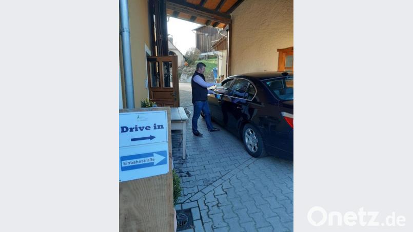 Einen kreativen Weg, mit dem man Kunden auch in der Coronakrise mit der nötigen Distanz mit Karpfen, Forelle und Schnitzel versorgen kann, geht Christian Lang. Durch das geöffnete Autofenster werden die Speisen am &quot;Drive In&quot;-Schalter des Gasthofs &quot;Zur Holzmühle&quot; gereicht. Bild: edo