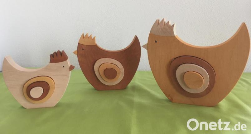 Die Holzteile der Hühnerfamilie sind entweder in Natur belassen oder in dezenten Farben lasiert. Die Flügelscheiben in Terrakotta, Bernstein und Cognac können für eine verstärkte dreidimensionale Wirkung etwas herausgedrückt werden. Bild: fsb