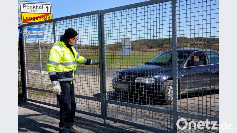 Blockabfertigung. In diesem Fall nicht an der Grenze, sondern am Wertstoffhof: Nur zehn Fahrzeuge werden momentan zeitgleich aufs Gelände gelassen, dann wird das Tor geschlossen. Erst wenn diese zehn Besucher wieder wegfahren, werden die nächsten eingelassen. Bild: Stephan Huber