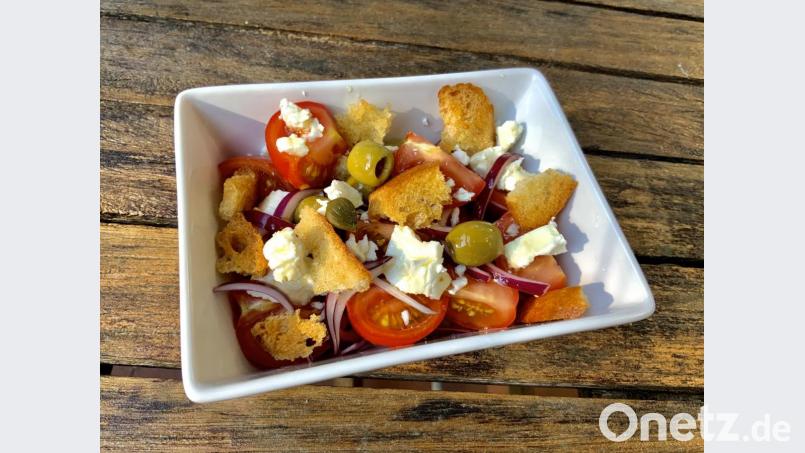 Schmeckt nach Urlaub in Griechenland: der Brotsalat mit Tomaten und Schafskäse. Bild: Elke Summer