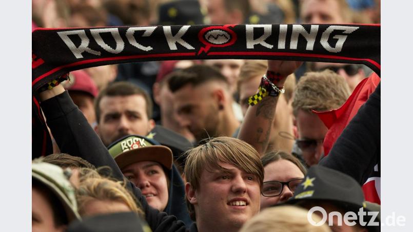 Ein Festivalbesucher hält einen Schal mit der Aufschrift „Rock am Ring“ im Publikum. Archivbild: Thomas Frey/dpa