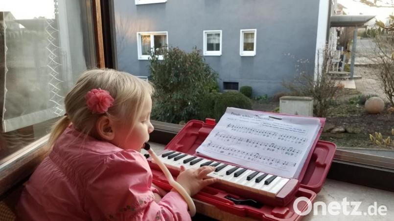 Greta (5) mit ihrer Melodica. Auch sie spielte am Sonntagabend gegen die Coronakrise an. Bild: upl