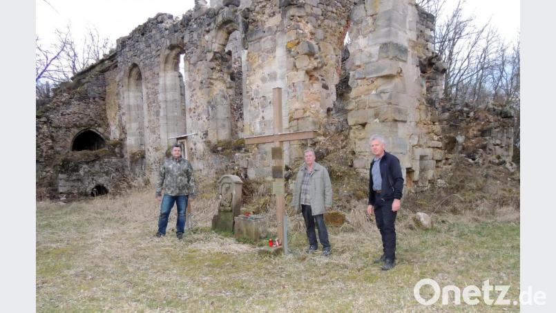Die Wallfahrtskirche „Maria Himmelfahrt“ ist dem Verfall preisgegeben. Vor der Ruine zwischen der Nachbildung des Pappenberger Gnadenbildes und dem Gedenkkreuz stehen 2019 geborgenen Grabsteine. Revierförster Andreas Irle (von links), Hans-Jürgen Kugler und Gerald Morgenstern haben sich noch vor der Ausgangsbeschränkung wegen der Coronakrise in Pappenberg auf Spurensuche begeben. Bild: exb