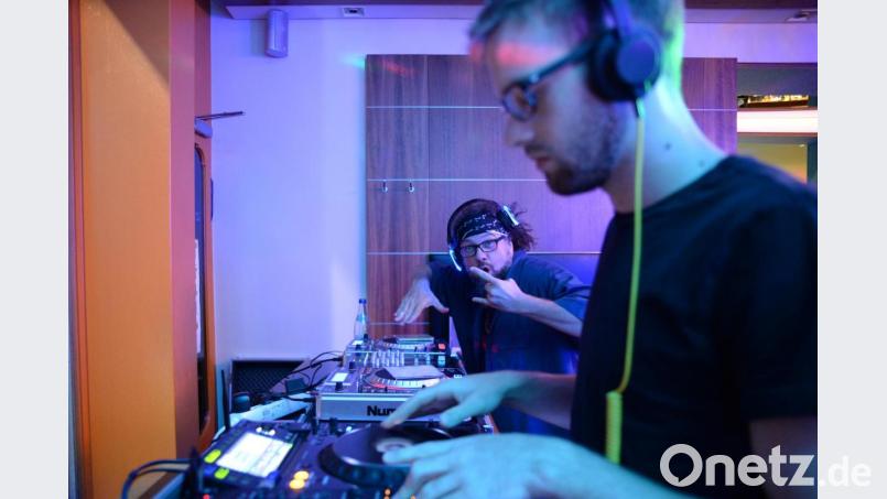 DJ Dr. Love (hinten) sorgt in Amberger Clubs regelmäßig für guten Sound. Das Bild entstand 2018 bei einer Silent Disco mit DJ Vars im Zentral. Bild: brü