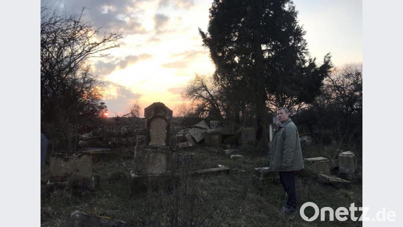 Langsam geht die Sonne über dem verfallenen Gottesacker in der Wüstung Pappenberg unter. Chronist Hans-Jürgen Kugler begibt sich dort für seine neue Chronik auf Spurensuche. Bild: mor