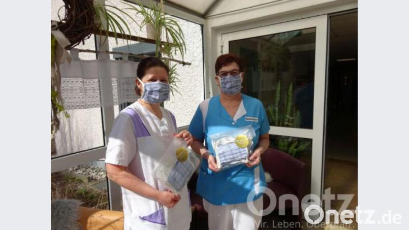 Schwestern im Caritas-Seniorenheim St. Barbara in Sulzbach-Rosenberg mit selbstgenähtem Mund-und-Nasen-Schutz einer Maßschneiderei. Bild: Marina Fink/exb