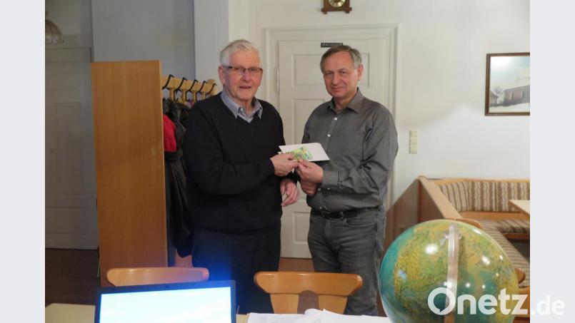 Lotar Wagner (links) bedankte sich für die Geldspende für Tanzania von Kurt Scharf. Bild: jzk