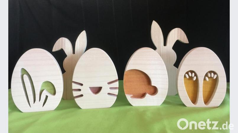 In den Ostereiern aus zweilagig verklebtem, je einen Zentimeter starkem Eschenholz ist jeweils ein Teil eines Osterhasen versteckt. Die Figuren werden mit Hilfe einer Schablone aus einem rechteckigen Holzstück gesägt und dann verfeinert, auch mit Innenschnitten. Deren hinterer Teil ist mit einer speziellen, nur im Internet erhältlichen Lasur eingefärbt. Bild: fsb
