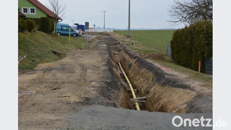 In Themenreuth laufen derzeit größere Erdarbeiten zur Verlagerung einer Erdgasleitung. Bild: jr
