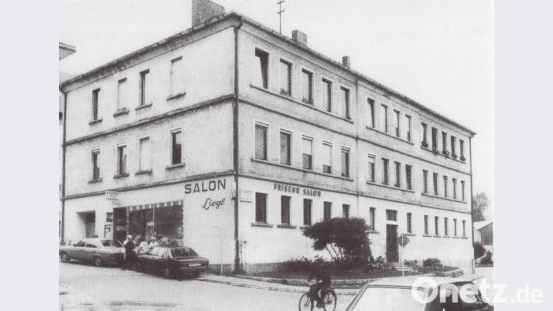 Das alte Schulhaus war ein beachtlicher Bau, in dem nach der Nutzung als Bildungsstätte Eigentumswohnungen und auch ein Friseurgeschäft untergebracht waren. Bild: Stadt Schönsee/exb