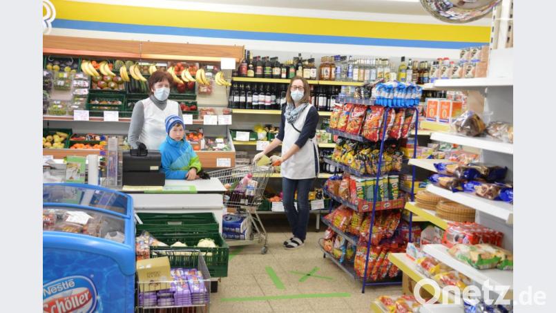 Maria (links) und Tochter Sylvia Prause (rechts) bieten einen Lieferservice für Einkaufe - nicht nur in der aktuellen Krisenzeit. Die Bestellungen packen sie ausgerüstet mit Mundschutz und Einweghandschuhen zusammen. Auch Nachwuchs Fabio Prause packt mit an. Bild: szl