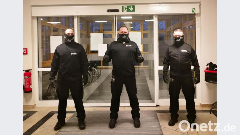 In Coronazeiten stehen Marcus Fritsch (Mitte) und seine Mitarbeiter nicht mehr am Eingang von Partys oder Konzerten, sondern etwa am Eingang des Tirschenreuther Krankenhauses. Bild: lst