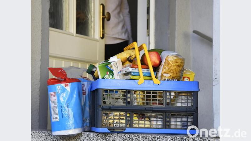 Viele Nachbarschaftshilfen engagieren sich in der Coronakrise. Zum Beispiel kaufen sie für Menschen ein, die das Haus nicht mehr verlassen können. Bild: Petra Hartl