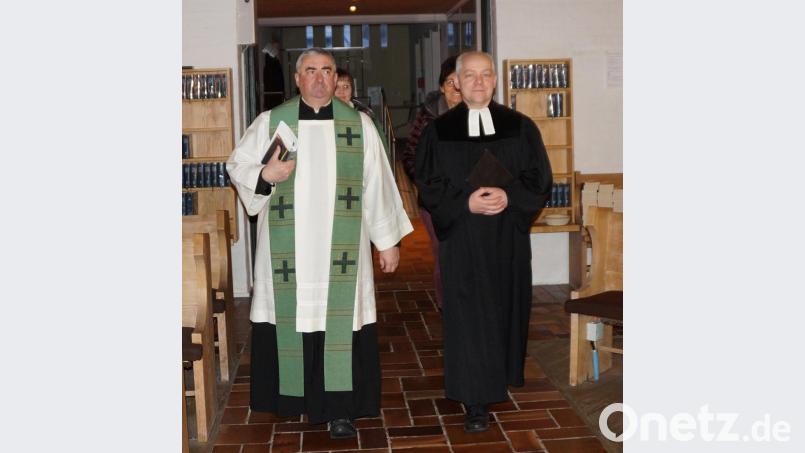 Dekan Kaufmann (links) und Pfarrer Norbert Schlinke haben für Karfreitag eine ökumenische Andacht zusammengestellt, die in den Kirchen abgeholt oder über den Youtube-Kanal „Kirche dahoam“ angehört werden kann. Archivbild: weu