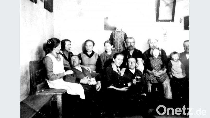 Hutza-Abend beim Reithmann-Schmied in der Brunngasse. Dritter von links ist Baptist Lunz. Bild: hev