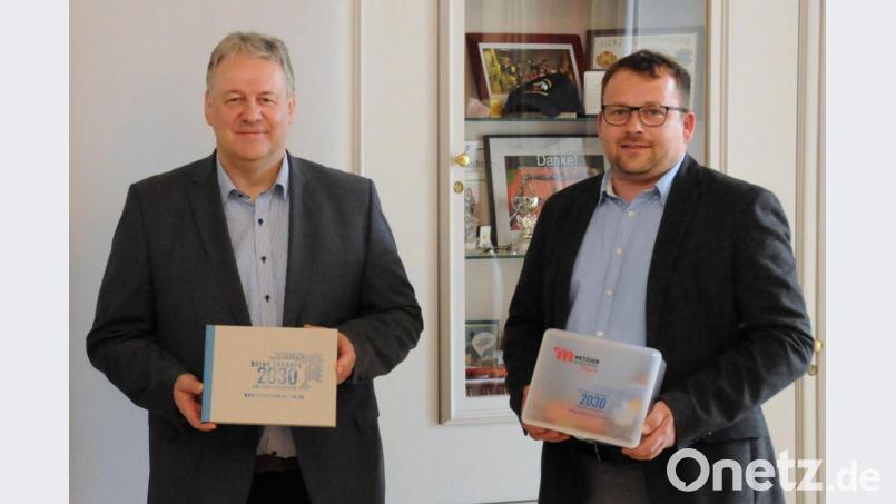 Landrat Richard Reisinger und Metzger-Innungsmeister Daniel Hirsch (von links) setzen auf Lebensmittel aus der Region. Bild: Martina Beierl