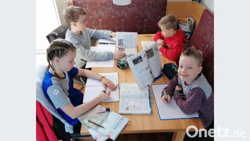 Schule findet zur Zeit in vielen Familien am Esstisch statt. Rosa (6b), Benno (8a) und die Zwillinge Leo und Emil (dritte Jahrgangsstufe) beim &quot;Home-Schooling&quot; der Familie Teplitzky. Bild: Teplitzky/exb