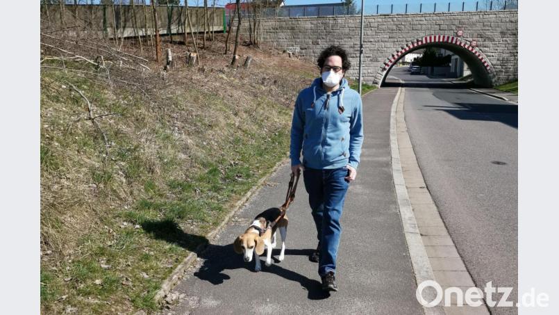 Wenn Johannes Gollwitzer mit seinem Hund spazieren geht, muss er einen Mundschutz tragen. Er ist wegen seiner Mukoviszidose-Erkrankung Risikopatient. Eine Ansteckung mit dem Coronavirus wäre lebensgefährlich. Bild: Gollwitzer/exb