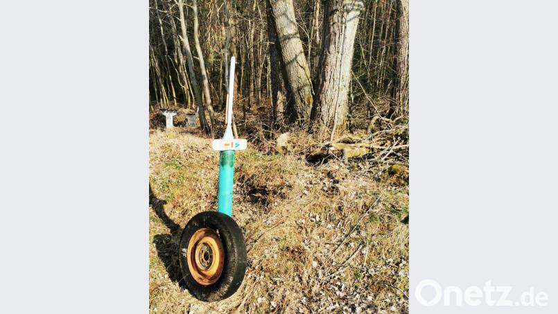 Nicht gerade einladend wirkt ein alter Reifen mit Felge direkt an einer Sitzgelegenheit. Bild: gz