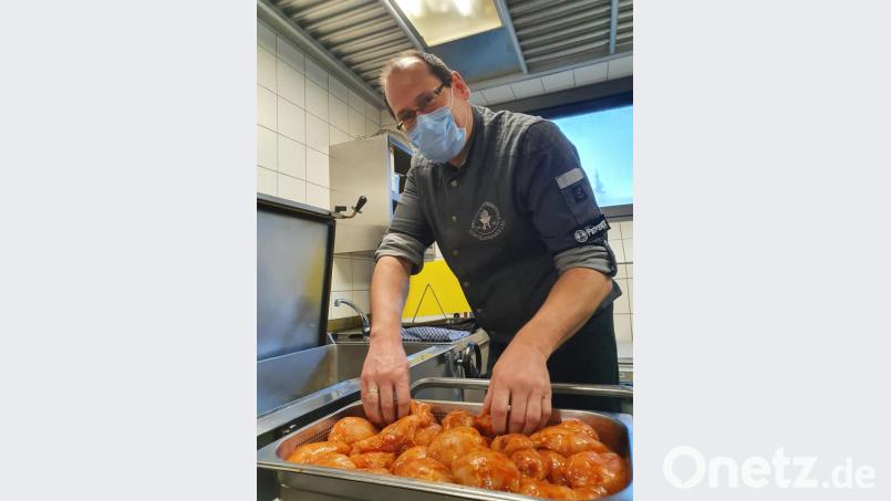 Karsten Heßing, Kassier der Stiftlandgriller, unterstützt während der Coronakrise das Küchenteam des BRK-Seniorenheims Haus Mühlbühl in Tirschenreuth. Bild: Brunner/exb