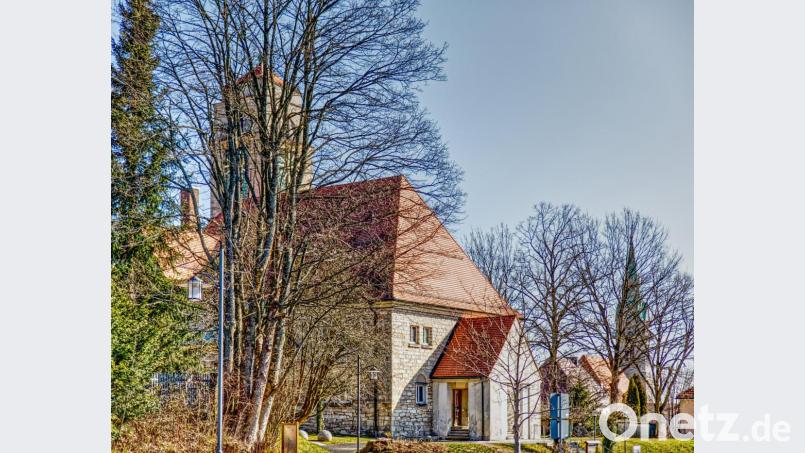 Ab Samstag läuten täglich um 19.30 Uhr die Glocken der Martin-Luther-Kirche (links) und der Pfarrkirche Mariä-Himmelfahrt (rechts) zum Gebet. Bild: njn