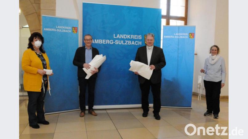 In der Zeit des sozialen Miteinanders ist der Abstand groß: Der Riedener Bürgermeister Erwin Geitner (Zweiter von links) war einer der ersten, der für seine Gemeinde im Landratsamt Vliesstoff abgeholt hat. Landrat Richard Reisinger informierte sich zu diesem Zeitpunkt gerade bei Silke Kunz (rechts) und ihrer Helferin Maria Bogner (links), ob die versprochene Lieferung aus München tatsächlich angekommen ist. Bild: Christine Hollederer/exb