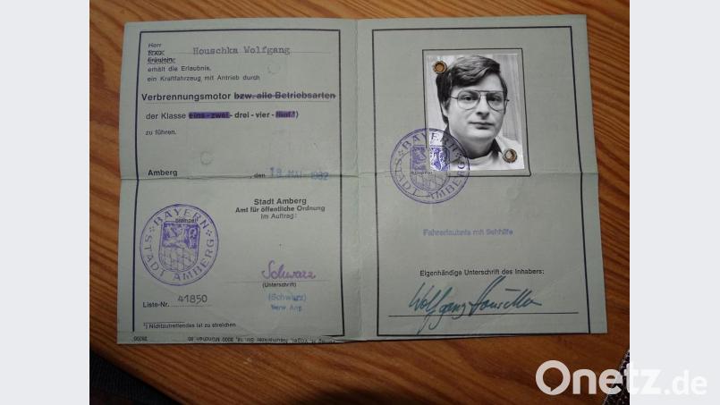 Ein 1982 als Ersatz von der Stadt Amberg ausgestellter Führerschein für die 1963 in der Klasse 4 und 1965 in der Klasse 3 absolvierten Prüfungen. Den &quot;Lappen&quot; wird sich der ehemalige AZ/NT-Chefreporter Wolfgang Houschka auch nach einem Umtausch als Souvenir aufheben. Bild: Houschka