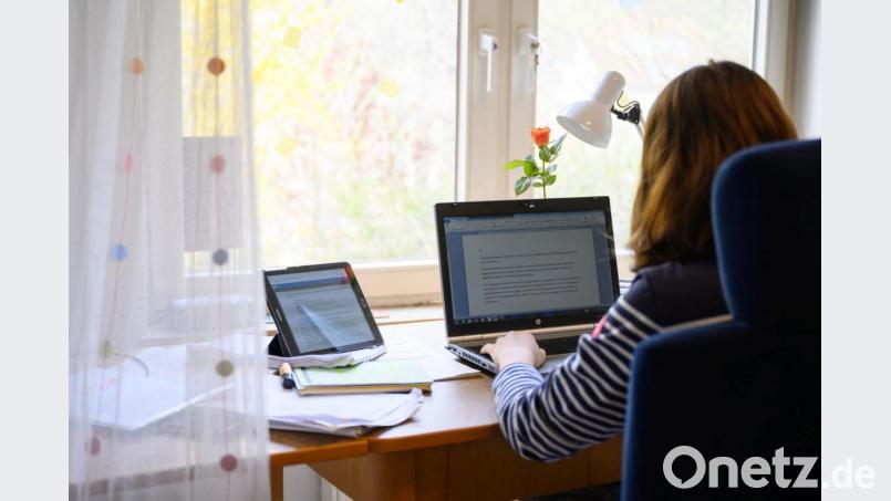 Eine Schülerin lernt daheim am Laptop. In Corona-Zeiten bleibt ihr auch nichts anders übrig. Bild: Sebastian Gollnow/dpa