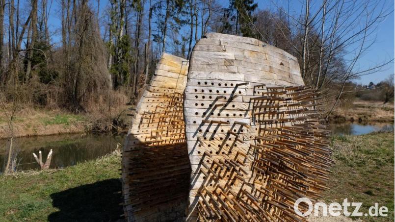 Etliche Holzstöckchen fehlen in dem Kunstwerk &quot;Hölzer für die Welt&quot; an den Vilsecker Vilsauen. Die Kunstfrevler schürten damit wohl ein Lagerfeuer. Bild: Stefanie Gradl