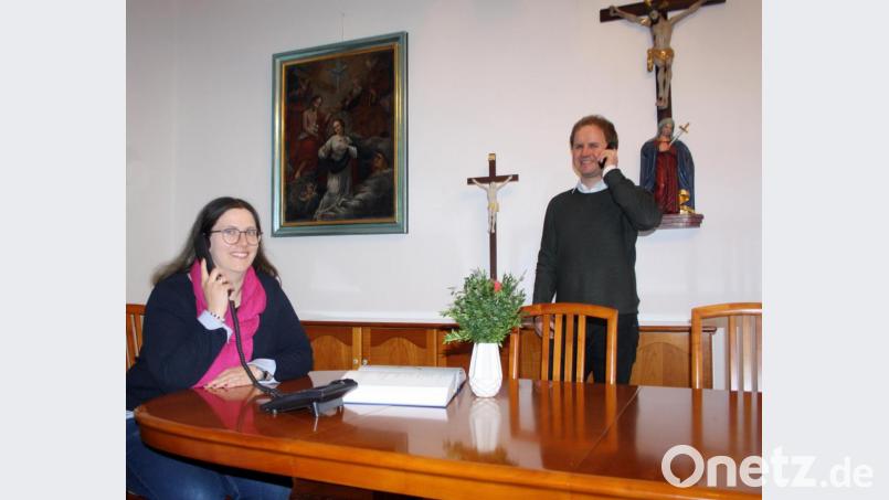 Mit Corona-Sicherheitsabstand: Pastoralreferentin Susanne Albang und Stadtpfarrer Stefan Wagner sind zwei der Beteiligten bei der ökumenischen Aktion „Bei Anruf Andacht“. Angestoßen hat die Aktion Pfarrer Gerhard Beck. Bild: Gaby Reiml/exb