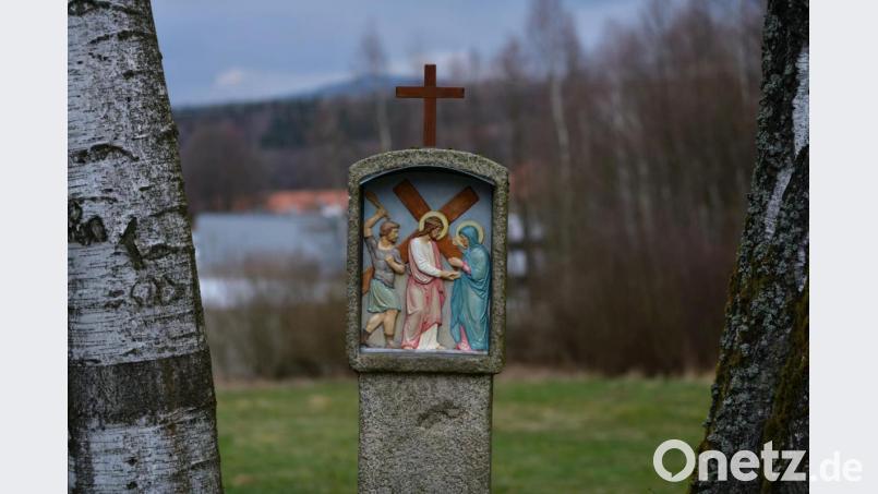 Den Kreuzweg in Pullenreuth hat Gerhard Schinner saniert. Bild: exb