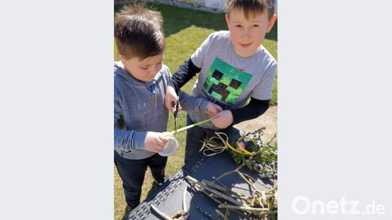 In „Heimarbeit“ haben die Kommunionkinder, teilweise unterstützt durch Geschwister, die Palmbüschel gebastelt. Bild: exb