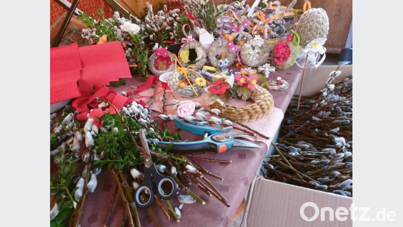 Die Palmenzweige zum Basteln wurden in Bärnau von Mesner Werner Jobst in Kisten geliefert und kontaktlos vor der Haustür abgestellt. Bild: Ingrid Leser/exb