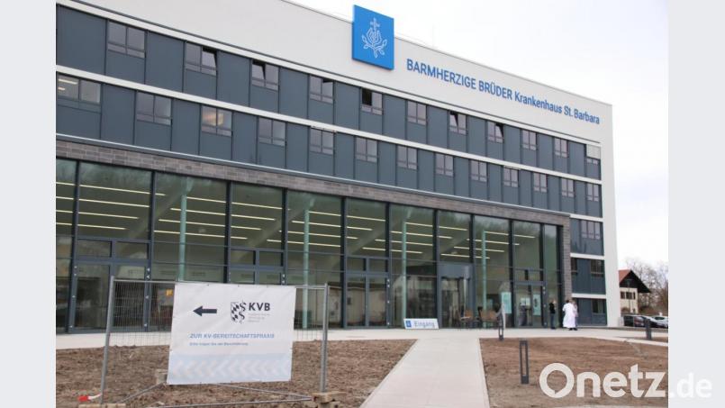 Der Aufruf des St.-Barbara-Krankenhauses (im Bild der kürzlich eröffnete Neubau), dass sich Freiwillige für die Versorgung im Haus oder für andere Dienste melden sollen, ist auf offene Ohren gestoßen. Bild: Thomas Dobler