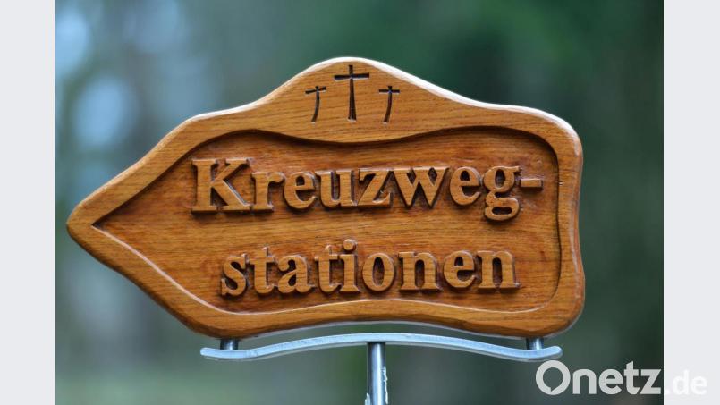 Das Hinweisschild zum Kreuzweg in Pullenreuth. Bild: exb