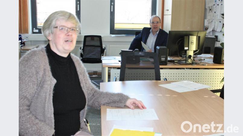Schulleiter Ludwig Pfeiffer und Studiendirektorin Christine Paschen halten im Direktorat des Ortenburg-Gymnasiums digitalen Kontakt zu Eltern und Schülern. Den vorgeschriebenen Sicherheitsabstand hält das Leitungsteam dabei natürlich ein. Bild: lg