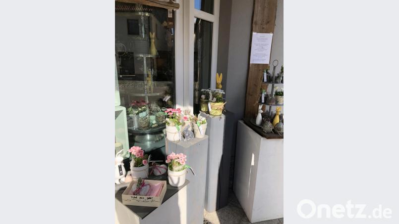 Vor ihrem Blumenladen in Mitterteich stellte Floristin Anneliese Andörfer Blumen und Dekoartikel zum Mitnehmen gegen Vertrauenskasse bereit. Bild: Anneliese Andörfer/exb