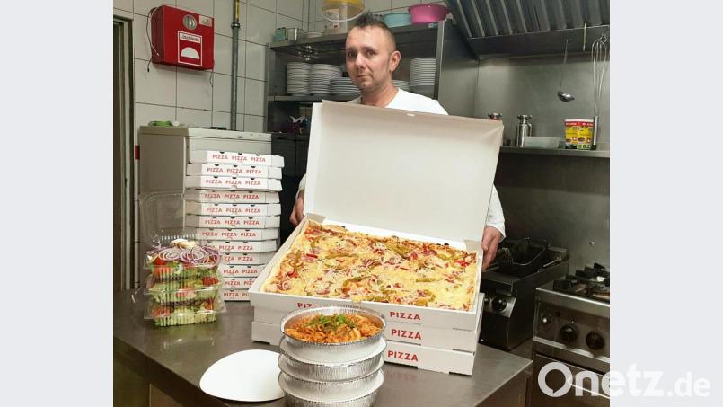 TSG-Turnhallengaststätten-Chef Michael Dausch zauberte 40 kostenlose Essensportionen, die er den Mitarbeitern der Zentralen Notaufnahme am Klinikum Weiden übergab. Bild: lst