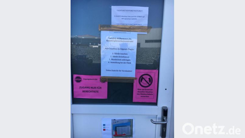 Erst lesen, dann steht fest, ob man überhaupt rein darf. Das Lagezentrum ist fast militärisch abgeriegelt. Hinter der Tür empfängt ein Bundeswehrsoldat den Besucher, der einen Grund hat, zu kommen. Bild: phs