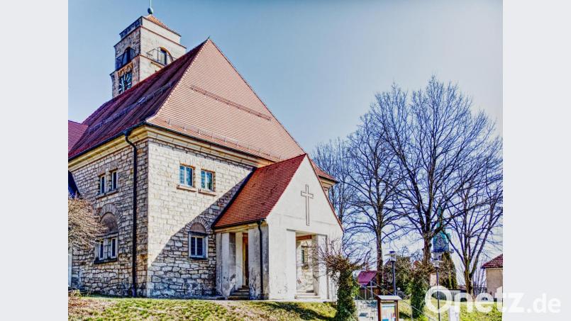 Ab Samstag läuten täglich um 19.30 Uhr die Glocken der Martin-Luther-Kirche (links) und der Pfarrkirche Mariä-Himmelfahrt (rechts) zum Gebet. Bild: njn