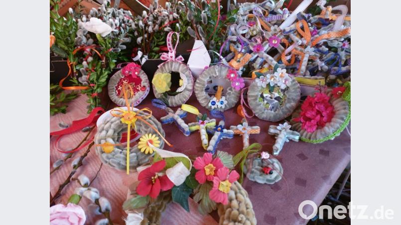 Mitglieder des OWV Bärnau haben Sträuße aus Palmzweigen, kleine Kreuzchen und Kränze aus Palmkätzchen gebastelt. Bild: Ingrid Leser/exb