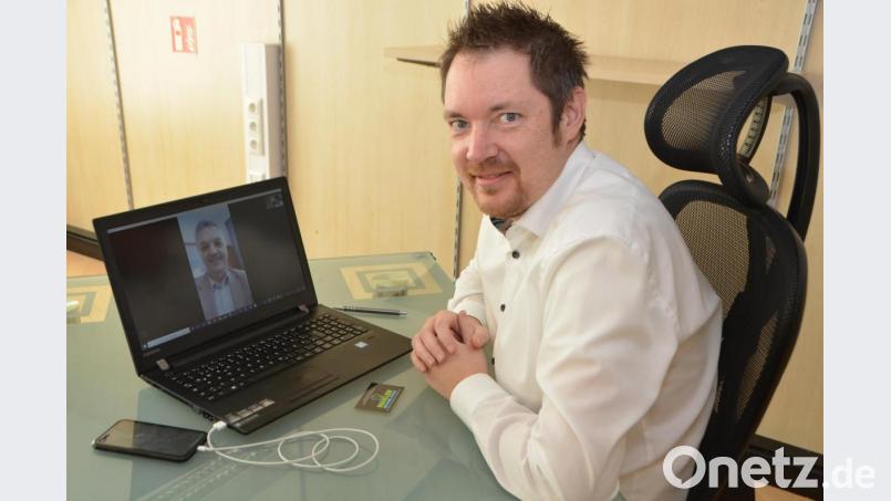 Nachdem es persönlich nicht möglich war zur Geschäftseröffnung ins Nachbarhaus zu kommen, schaltete sich Bürgermeister Andreas Wutzlhofer einfach per Skype zu und übermittelte Michael Stich die besten Glückwünsche zur Neueröffnung seines Büros, gleich neben dem Rathaus. Bild: dob