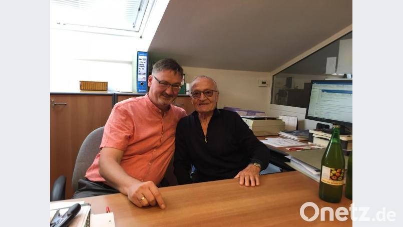 So viel Nähe war vor der Krise: Das Bild vom Stullner Bürgermeister Hans Prechtl (links) mit Italo Zappa entstand im September 2019 im Möbelhaus der Familie Zappa in Brozzo. Archivbild: Heidi Stangl/exb