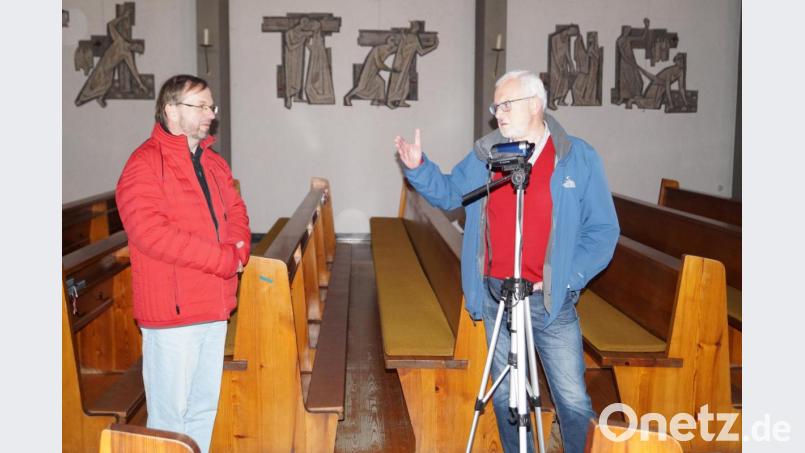 Ein Novum in der Pfarrei Schirmitz: Ab diesem Palmsonntag, 5. April, werden die Gottesdienste per Internet in die Wohnungen der Gläubigen übertragen. Beim Probelauf in der Pfarrkirche besprechen Kameramann Gerhard Loreth (rechts) und Pfarrer Thomas Stohldreier die Einzelheiten. Bild: du