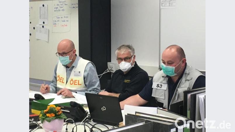 Sebastian Windschügl (links) vom Roten Kreuz ist einer der örtlichen Einsatzleiter im Lagezentrum Katastrophenschutz in Neuhaus. Hier wird er von Ludwig Grasser von der Weidener Feuerwehr (Mitte) und Jürgen Haider von der Kreisfeuerwehrführung unterstützt. Bild: phs