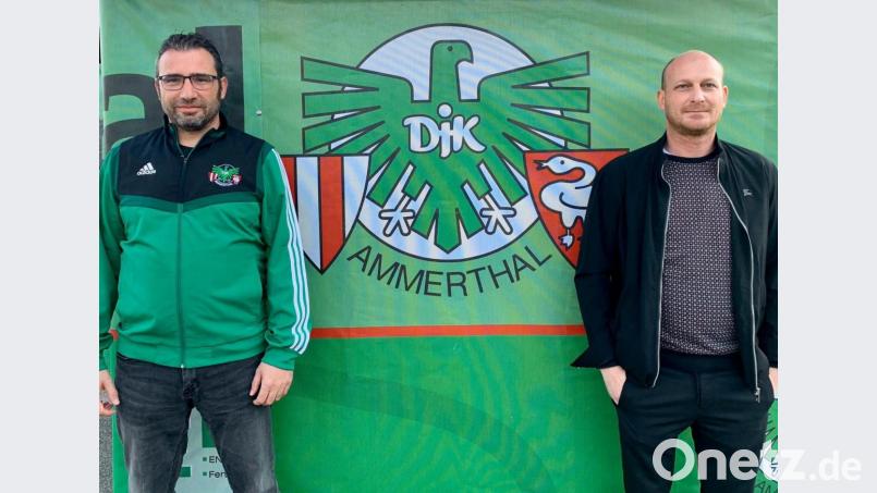 Immer schön Abstand halten in Coronazeiten: Jörg Gottfried (links), ab Sommer Trainer des Bayernligisten DJK Ammerthal, und Sportdirektor Tobias Rösl. Bild: rba