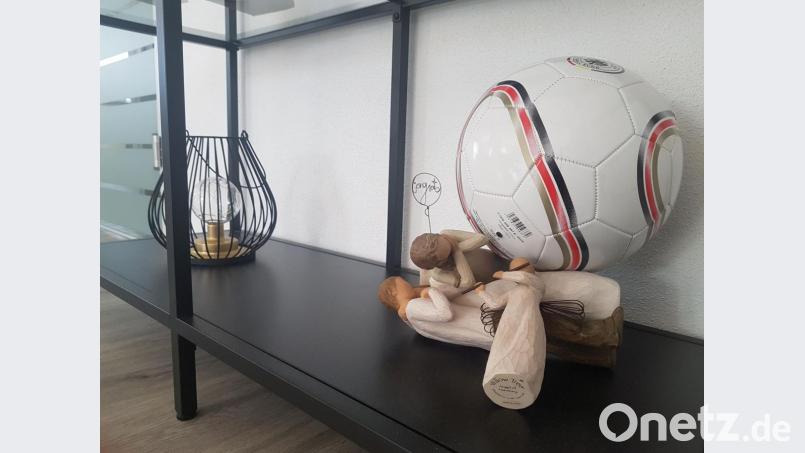 Beim Kicken zu Hause, sind die Holz-Engel in Mitleidenschaft gezogen worden. Bild: Christopher Dotzler